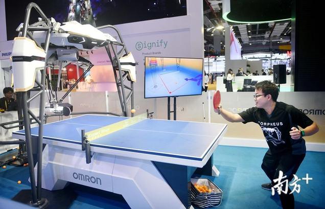 第二届进博会上展出的乒乓球机器人，不但能够削球、切球等高难度动作，还能给对手指点球技。