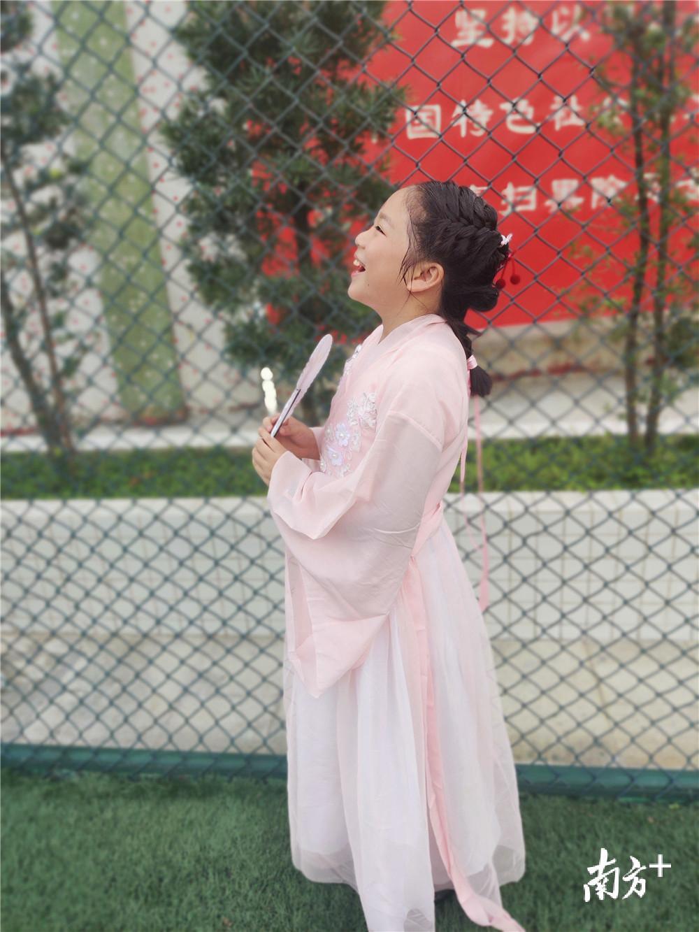 着中国传统服装的小淑女。