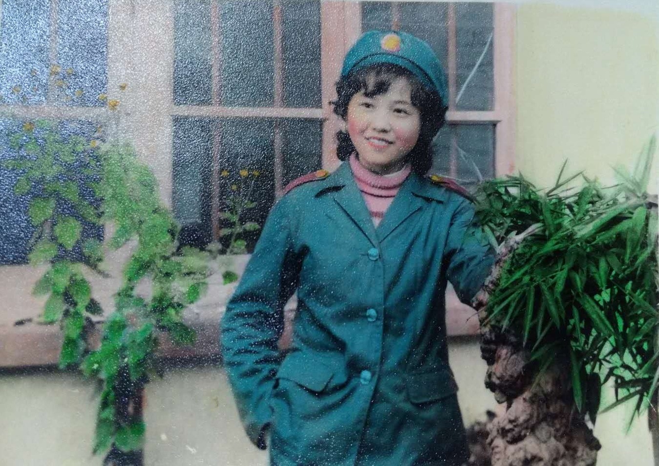 年轻时的张丽春第一次穿上税务制服，留下的珍贵纪念。
