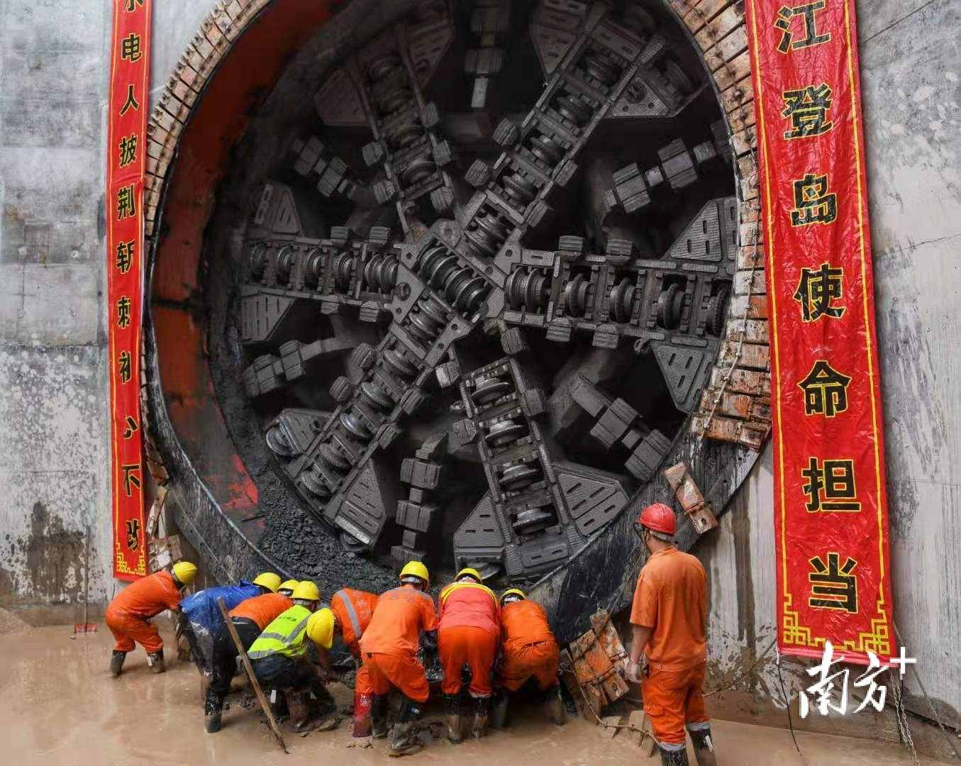 建设者在隧洞口。