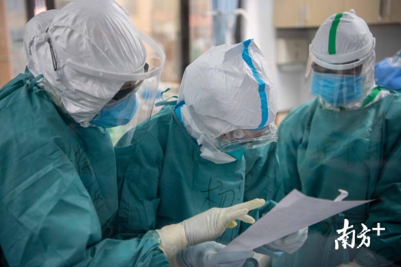 广东医疗队员正在研究患者病情。