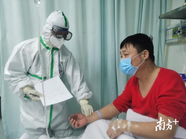 “德叔”在为病人诊疗。