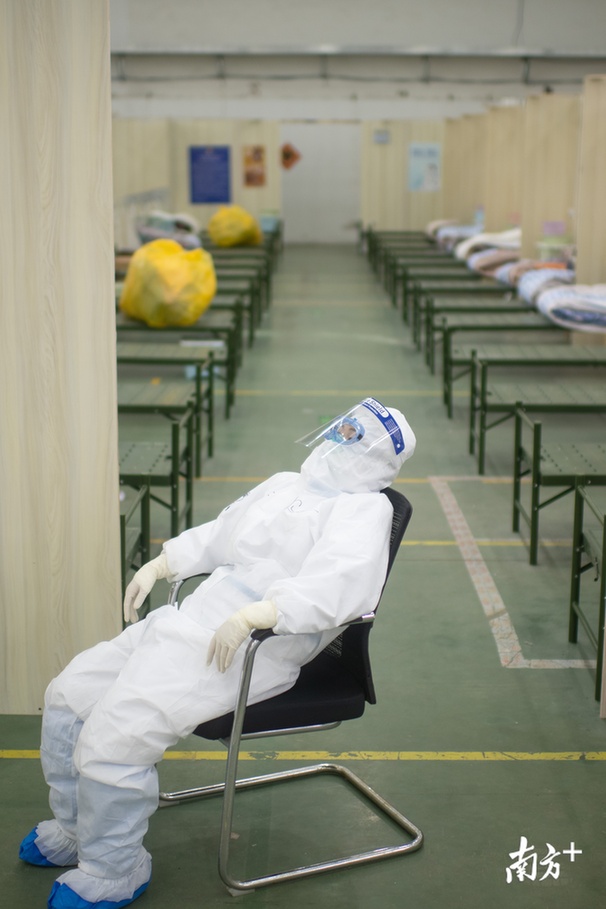 3月8日16时许，武汉江汉开发区方舱医院送走了最后一名患者，正式“休舱”。图为患者清零后，方舱医院内一位护士坐在座椅上休息。床空了，胜利也近了。