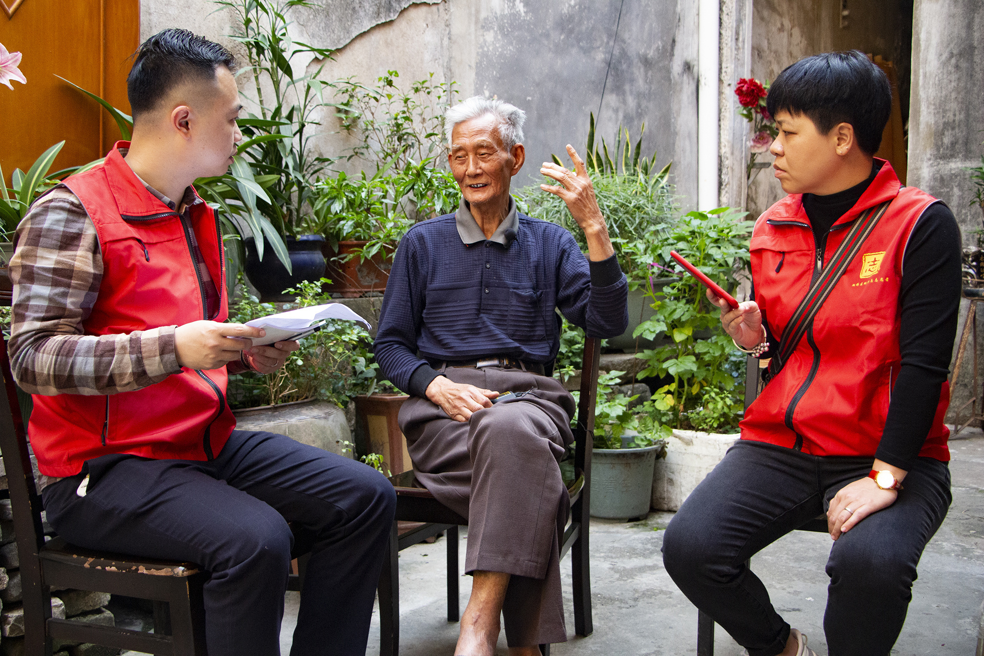 湘桥区地方志志愿者采访革命先辈的后人，记录口述史。蔡立佳 摄