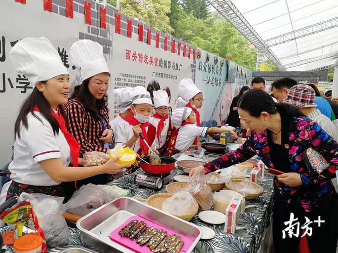 广州市荔湾区华侨小学师生制作西关美食。