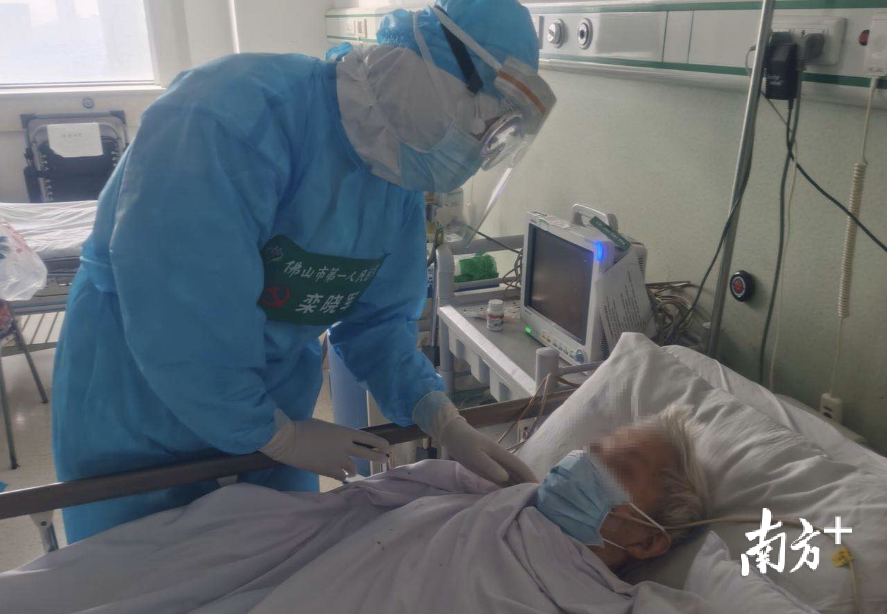 栾晓军博士援助武汉第一医院救治新冠肺炎患者。