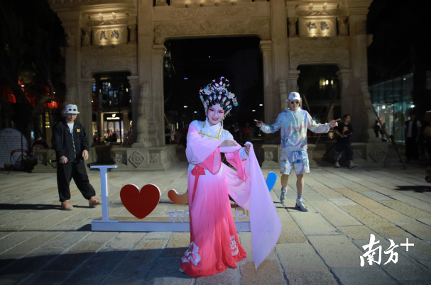 粤曲与说唱对决,传统古韵与时尚潮流相融。顺德欢乐海岸PULS供图 粤曲与说唱对决,传统古韵与时尚潮流相融。顺德欢乐海岸PULS供图