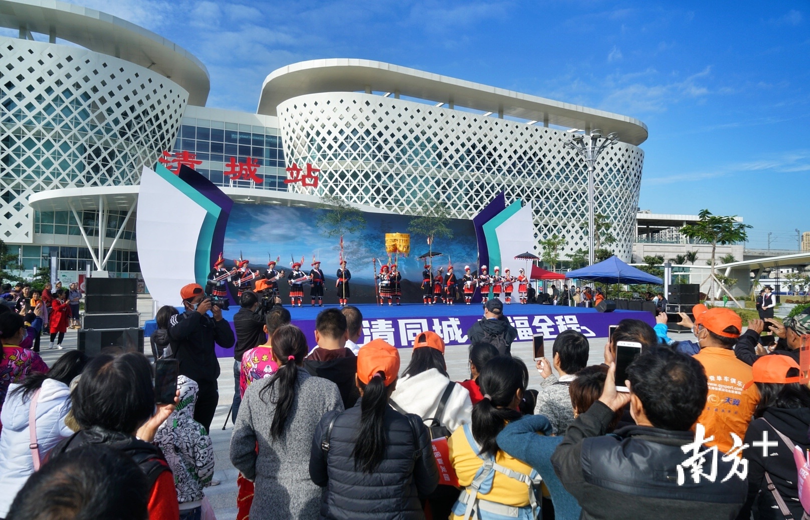 11月29日，清远市举办以“广清同城·幸福全程”为主题的广清城际花都至清城段开通前市民体验活动。梁素雅 摄