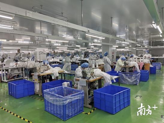 珠三角众多员工返回工厂，分日夜班24小时不间断生产医用防护用品。
