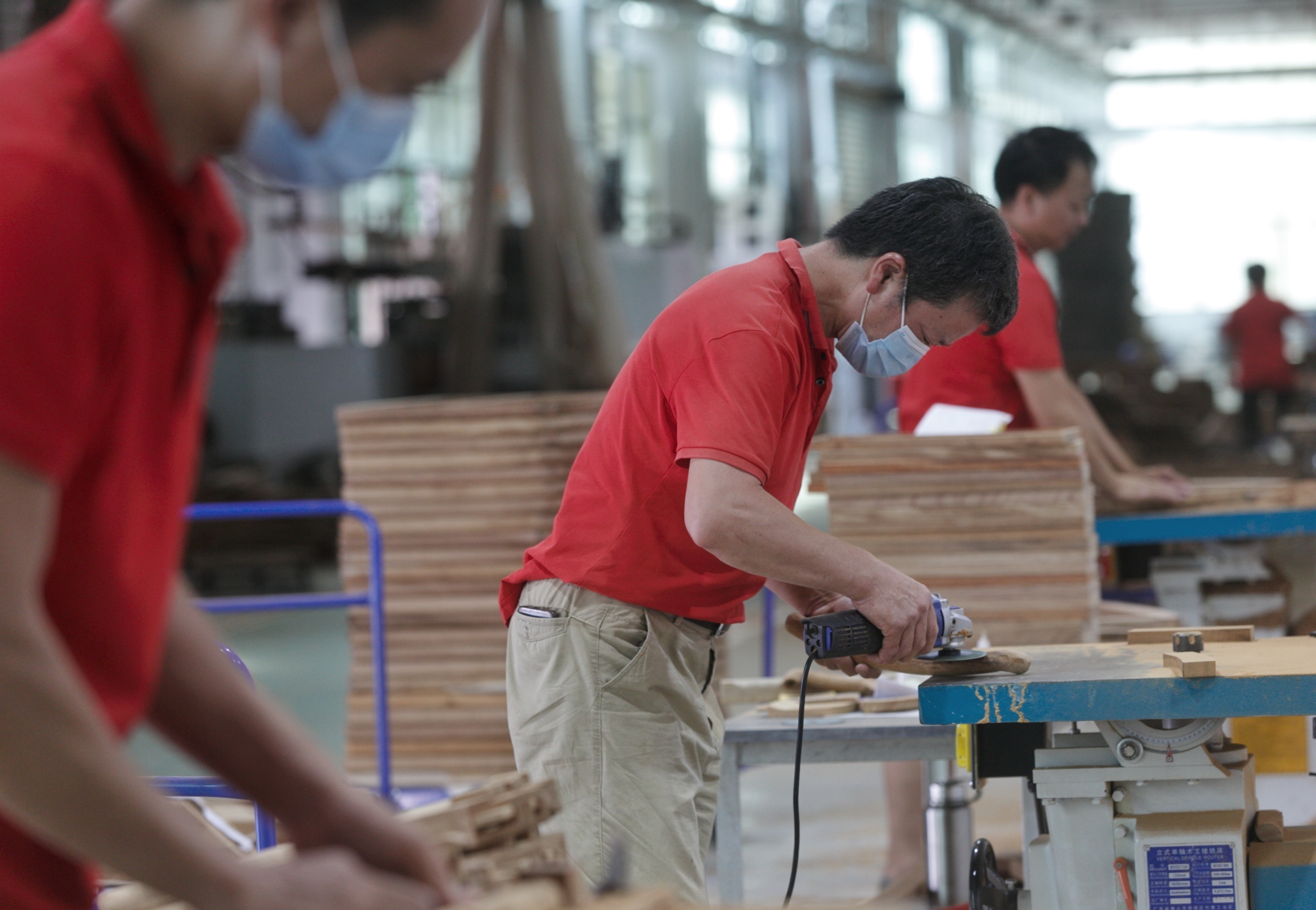 五华东成家具有限公司解决当地300多名闲置劳动力就业问题 南方日报记者石磊摄影