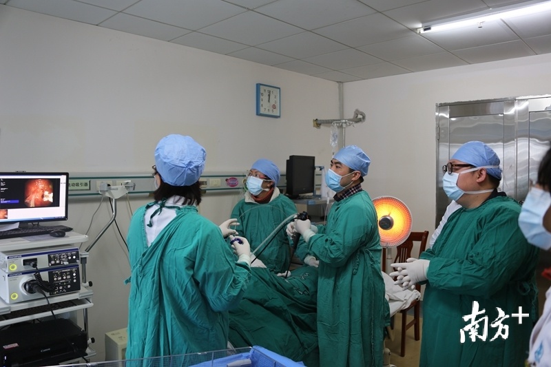 田东波介绍,目前清远的疫情形势虽然向好,但核酸检测工作仍不能放松。刘秋宜 摄 田东波介绍,目前清远的疫情形势虽然向好,但核酸检测工作仍不能放松。刘秋宜 摄