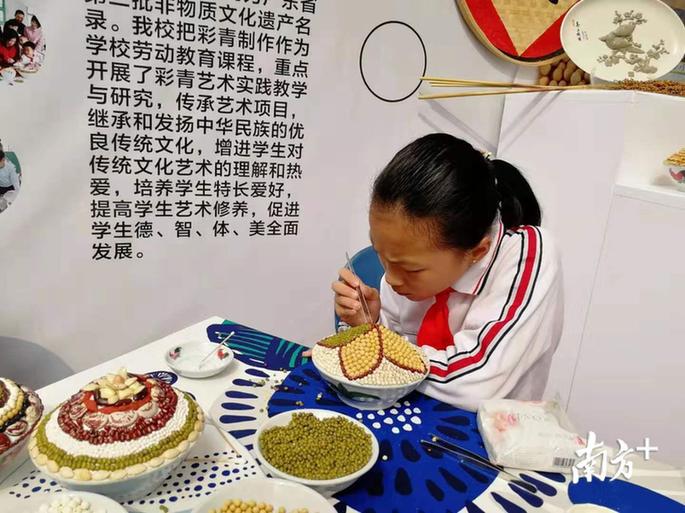 潮州市饶平县三饶镇中心小学学生展示彩青。