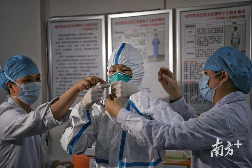 广州市第八人民医院的医护人员穿戴防护服。南方日报记者 李细华 吴明 摄
