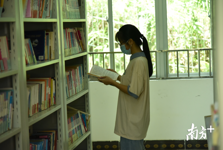 黎怡伶时常去福利院的图书室，沉浸在书海里。