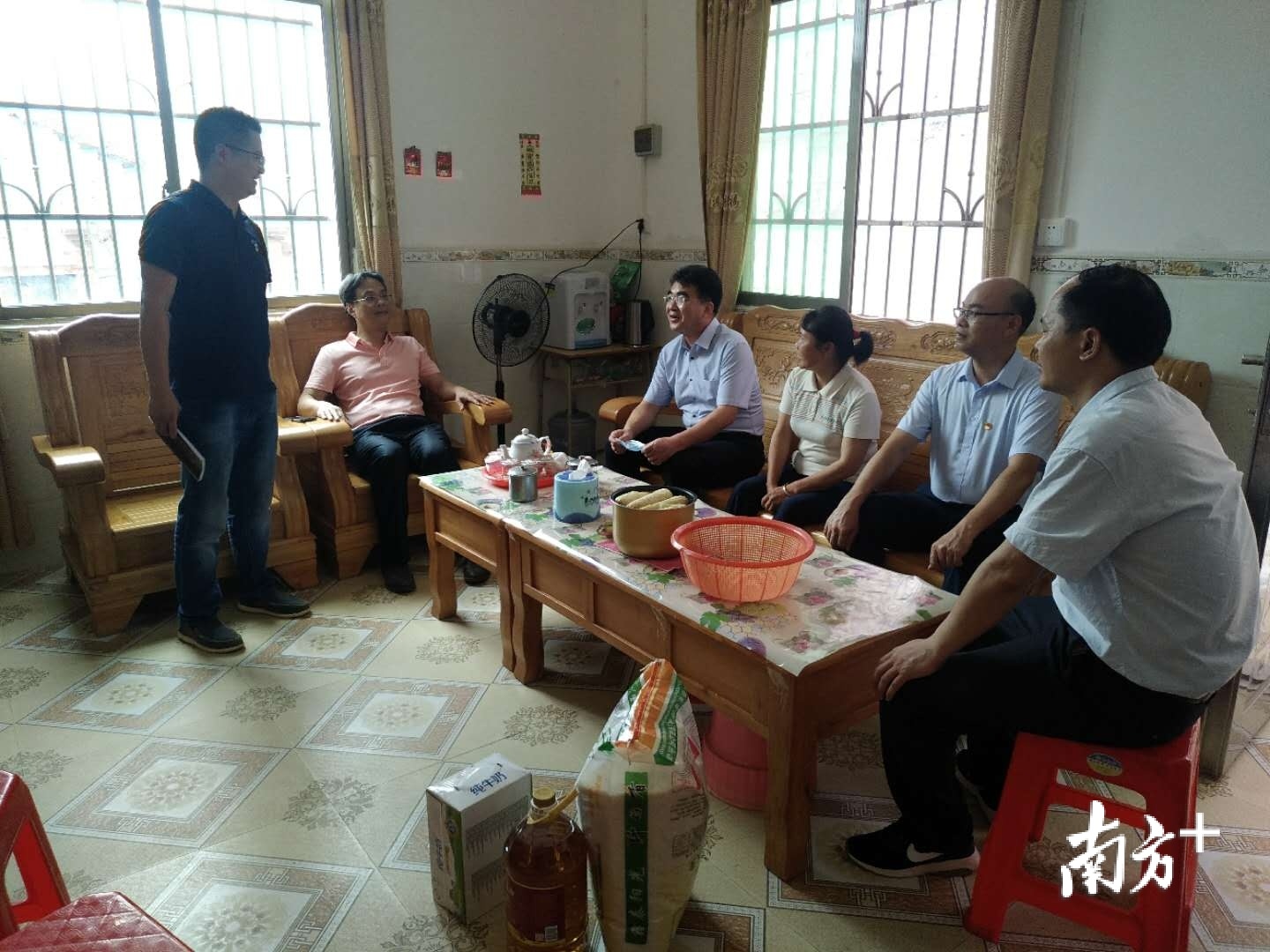 中山市交通运输局领导到贫困户谭金庭家中走访慰问。受访者供图