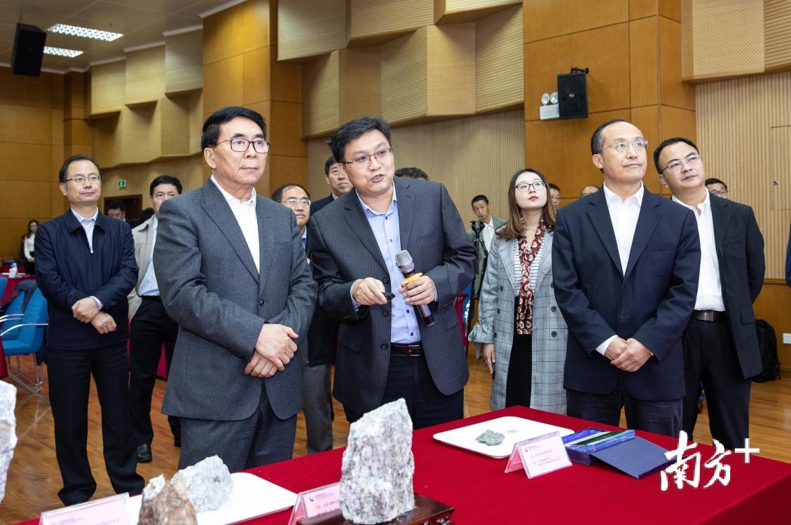 2018年11月17日，中国科学院院长、党组书记白春礼（前排左一），副院长张涛（前排左三）调研广州地球化学研究所。