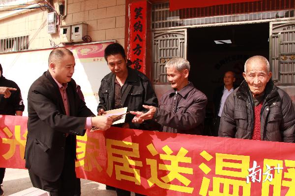 爱心企业走访慰问康禾镇雅陶村十户贫困户，将慰问金和慰问品送到他们手中。