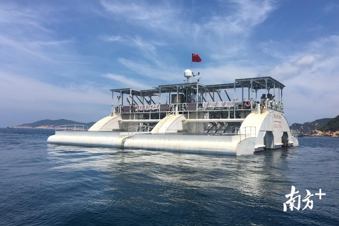 中科院广州能源所自主研发的260kW半潜式波浪能发电平台。