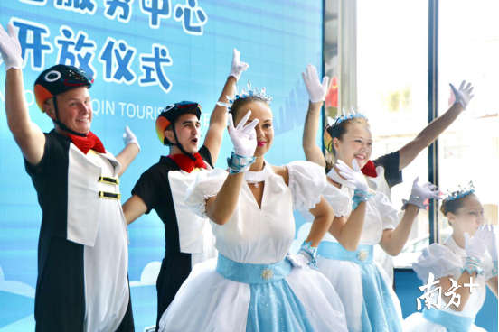长隆海洋王国表演人员进行欢快的舞蹈表演
