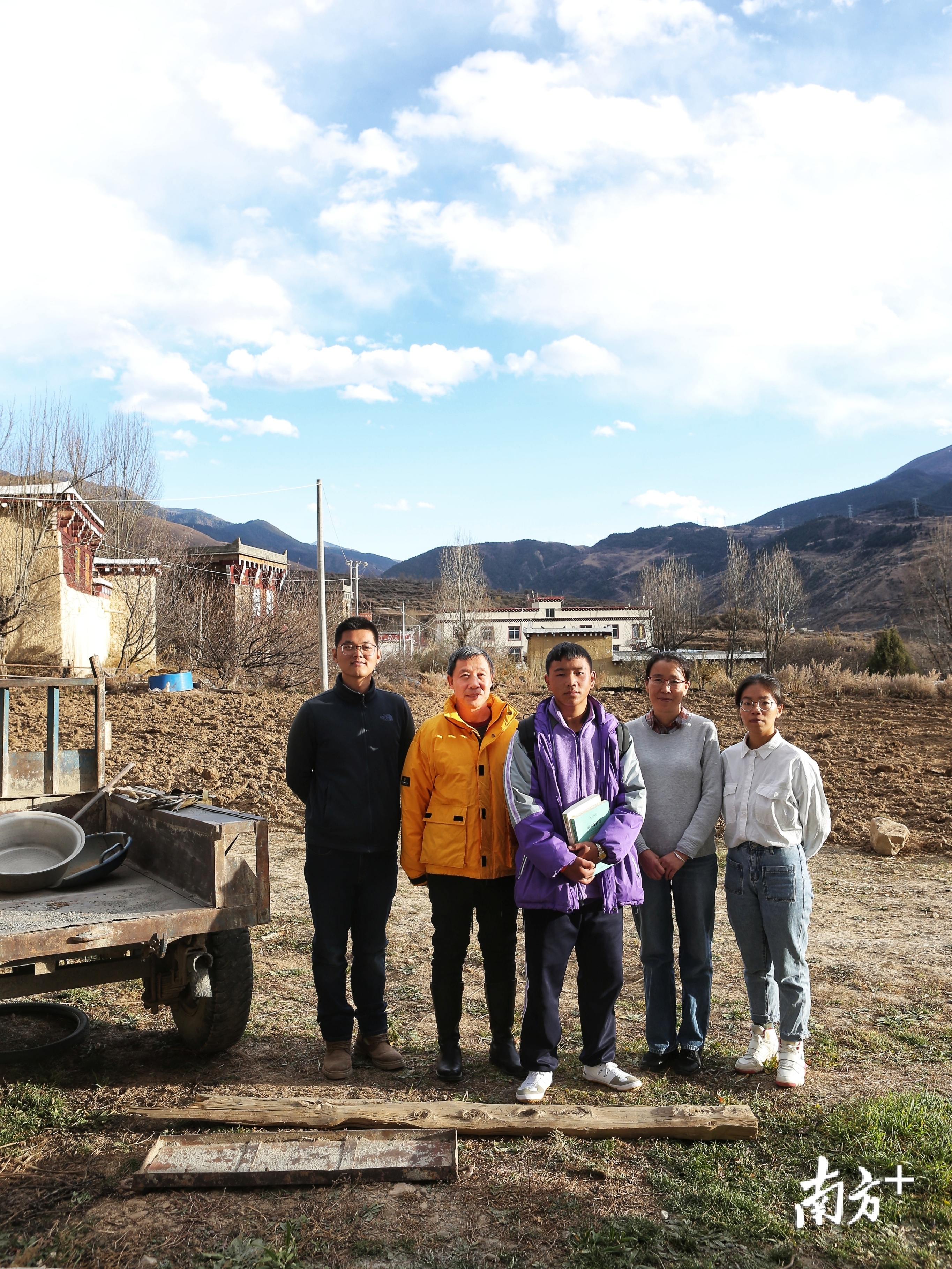 支教四人组和学生合影。