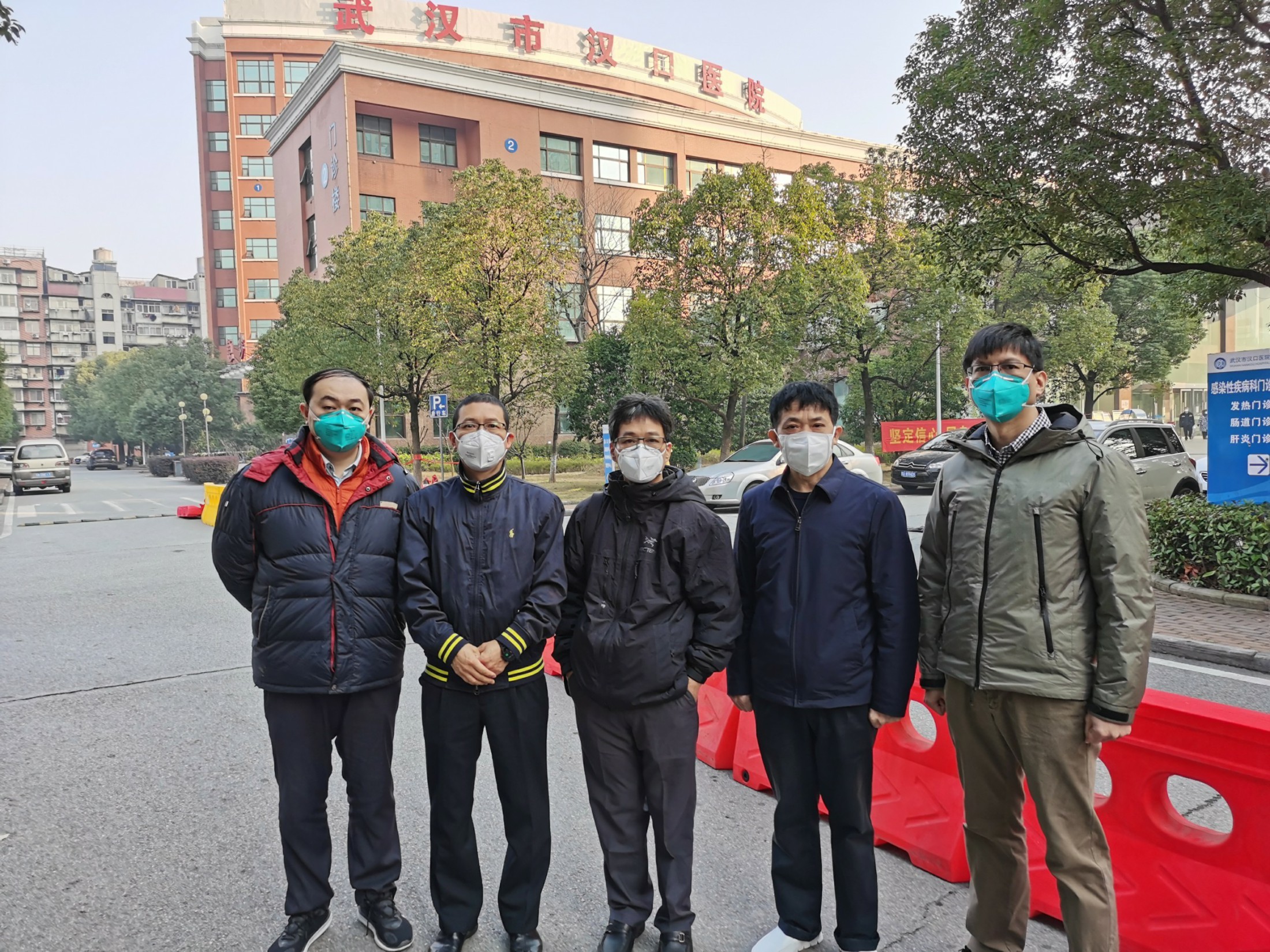 张忠德带领4名队员来到武汉市汉口医院开展中医诊疗。
