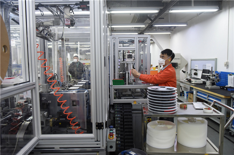 申泰电子(惠州)有限公司的生产车间内，工人一片忙碌。