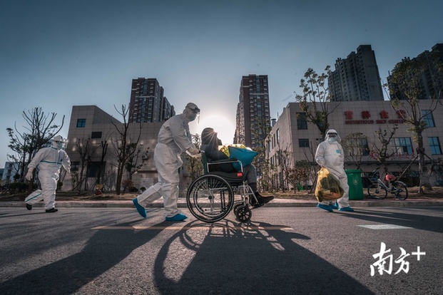 2月16日下午，荆州洪湖市人民医院，为了提供更好的救治条件，广东医疗队员对10名“新冠”肺炎患者进行紧急转运。