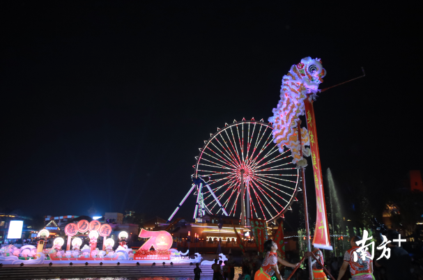 南狮表演与声光电水舞交相呼应。顺德欢乐海岸PULS供图 南狮表演与声光电水舞交相呼应。顺德欢乐海岸PULS供图