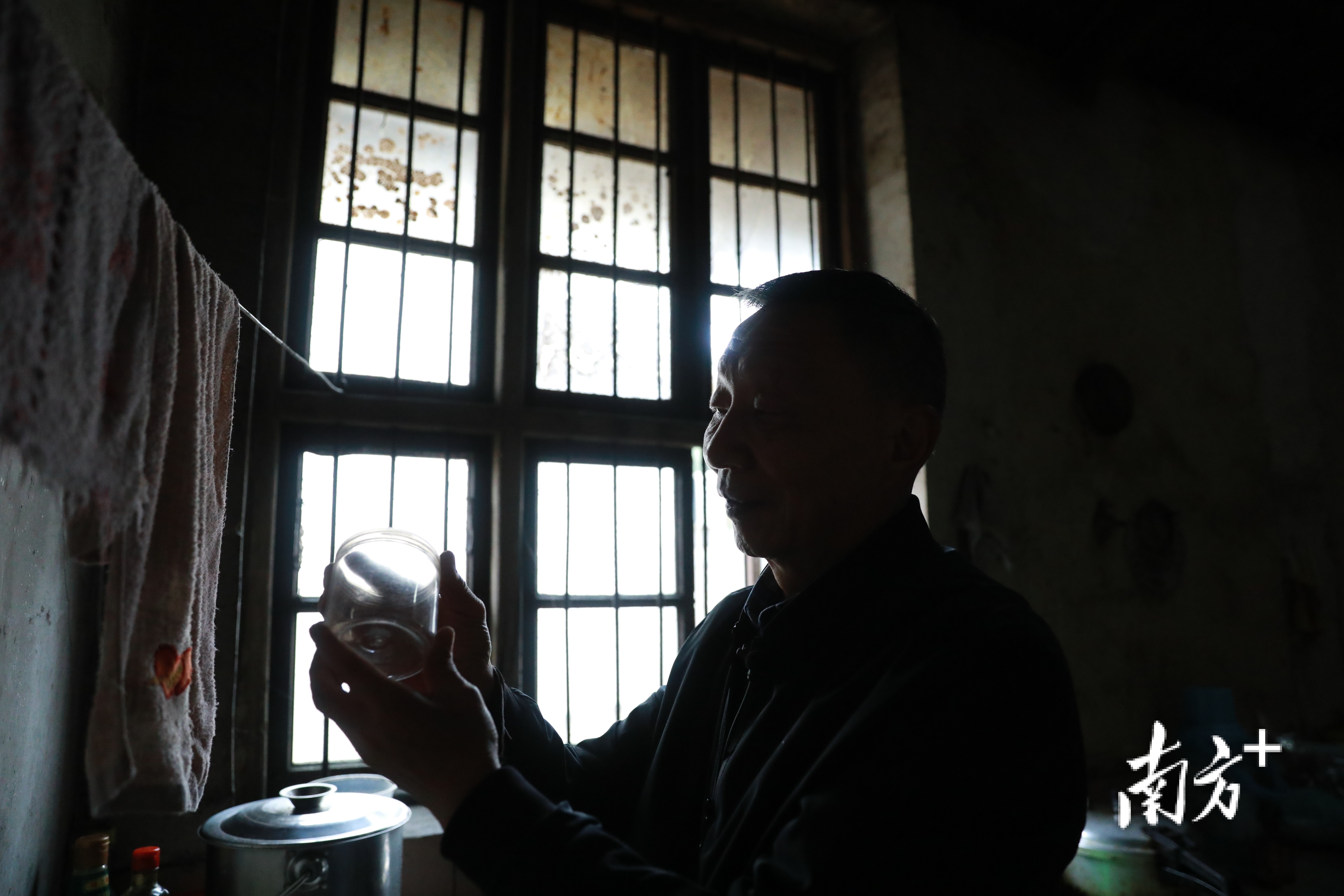 七弟谢降平准备了装黄土的容器。