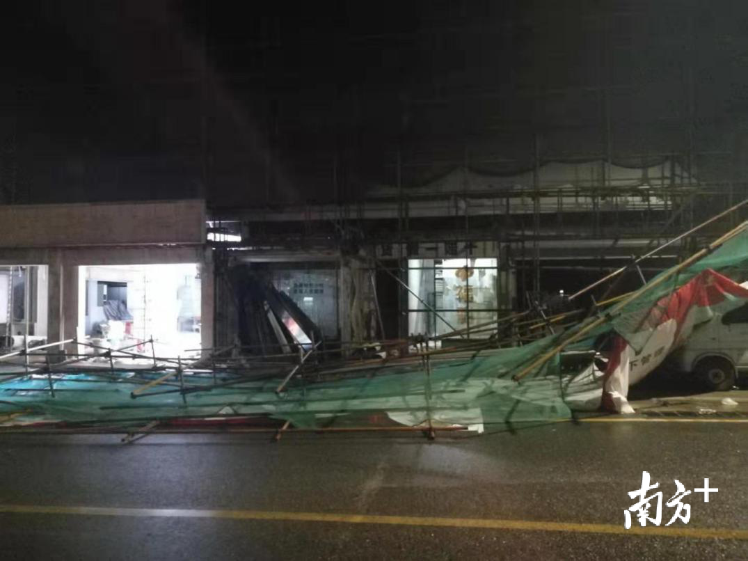 大鹏新区葵涌办事处葵北路某超市门前脚手架倒塌。