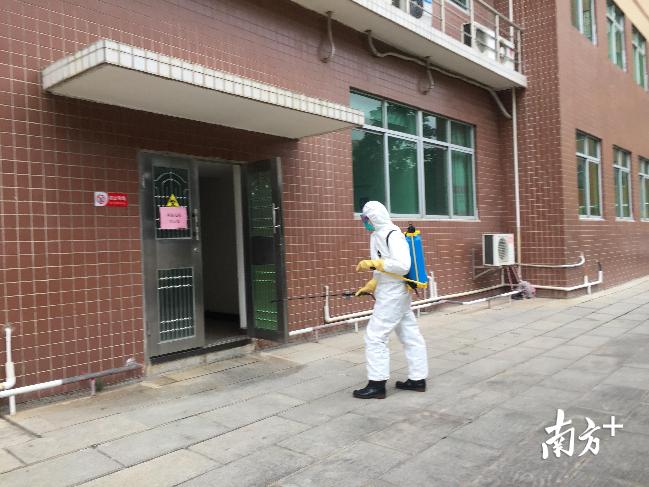 省疾控中心工作人员对重点场所进行消毒杀菌