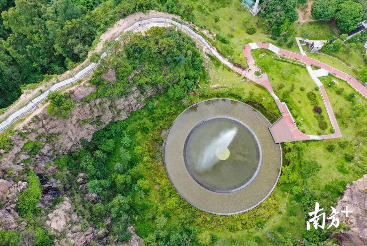 金字山公园，废弃采石场如今变身为“金山飞泉”景点，喷泉最高可喷25米。