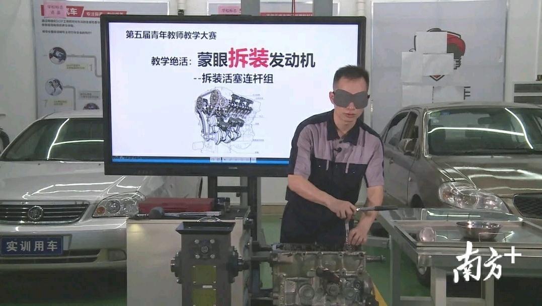 覃卓庚在5分钟内蒙眼完成了汽车发动机的活塞连杆组拆装