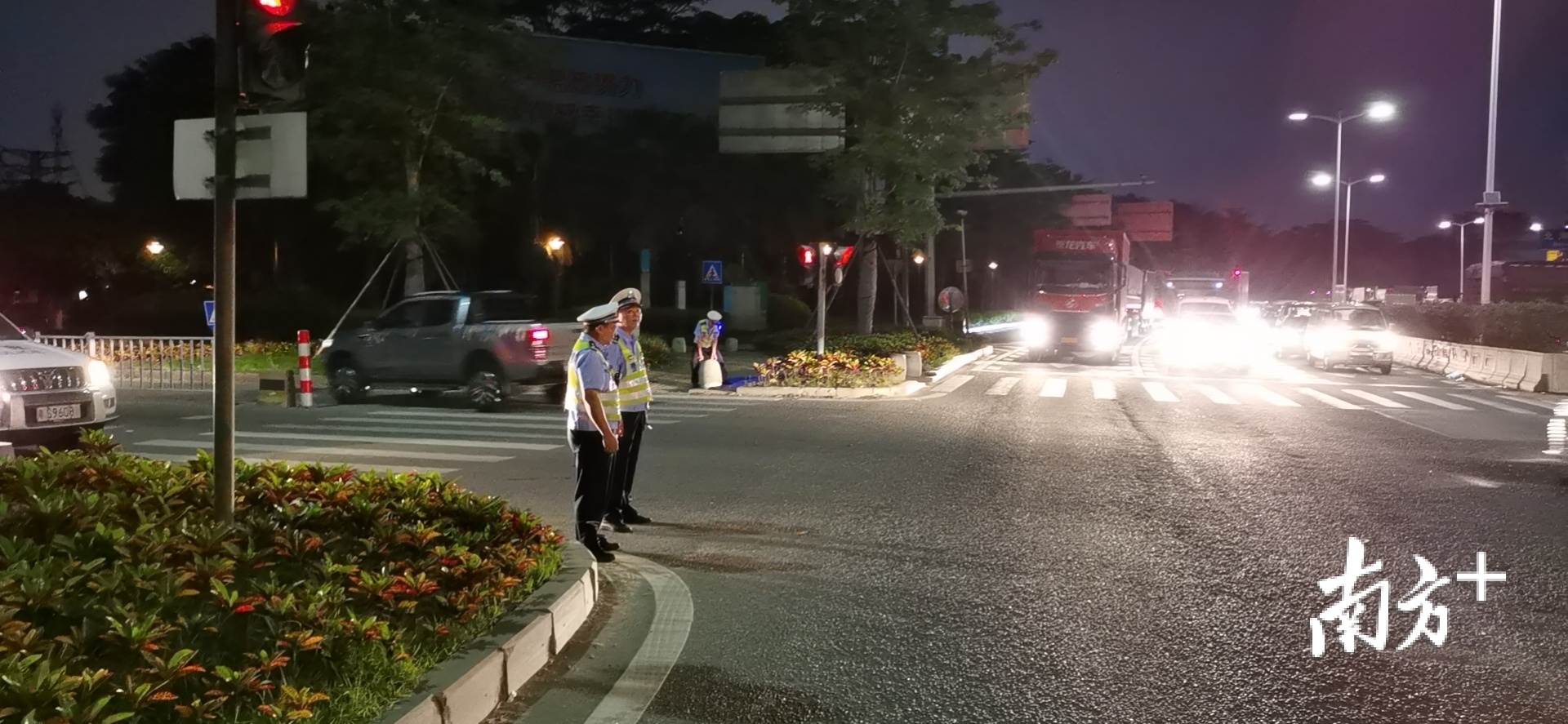 东莞交警开展对小型汽车通行秩序整治