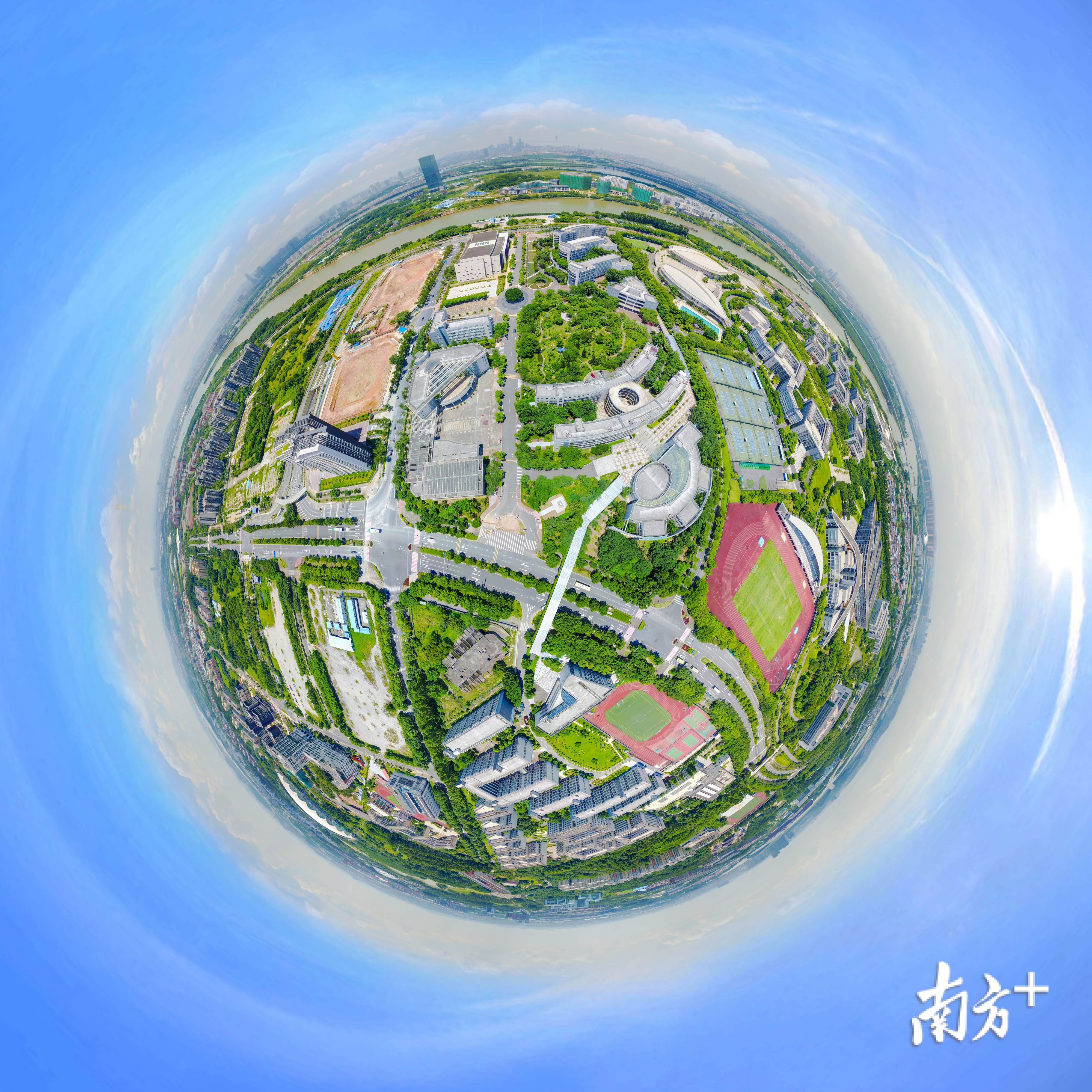“华南智核”广州大学城位于番禺区小谷围街，有12所高校，20多万师生。
