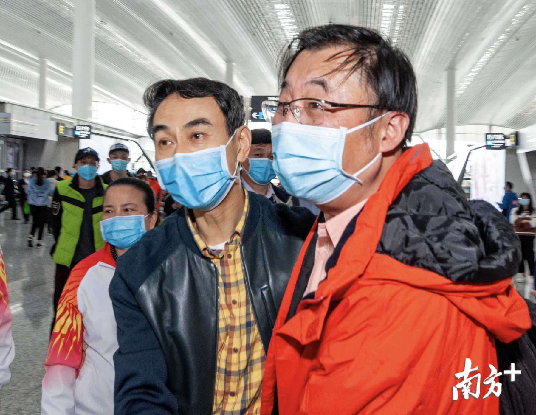2020年2月13日，佛山市第一人民医院栾晓军博士（右一）率领40位医护人员援助武汉市第一医院。