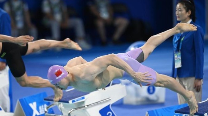 “蛙王”“蝶后”双双夺冠！中国代表团大运会赛场再添9金