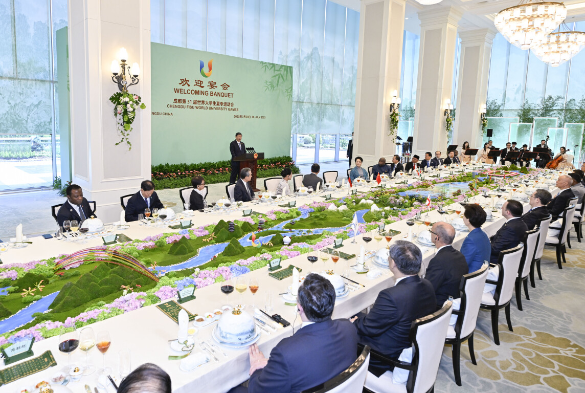 2023年7月28日，国家主席习近平和夫人彭丽媛在四川省成都市金牛宾馆举行宴会，欢迎出席成都第31届世界大学生夏季运动会开幕式的国际贵宾。