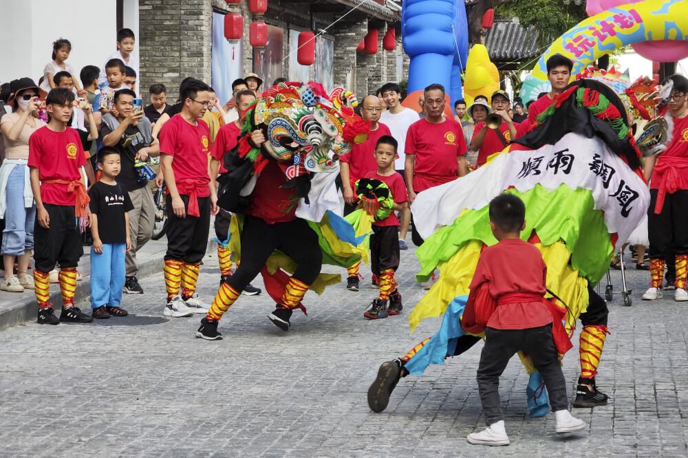 2023年深圳市龙岗区坂田街道端午节主题活动在坂田手造文化街举行。南方日报记者 朱洪波 摄