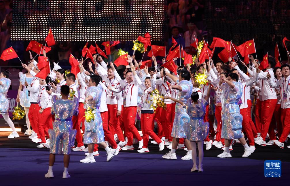 中国体育代表团在闭幕式上入场。