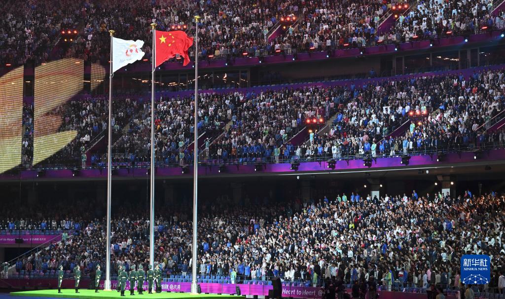 中华人民共和国国旗在闭幕式上升起。