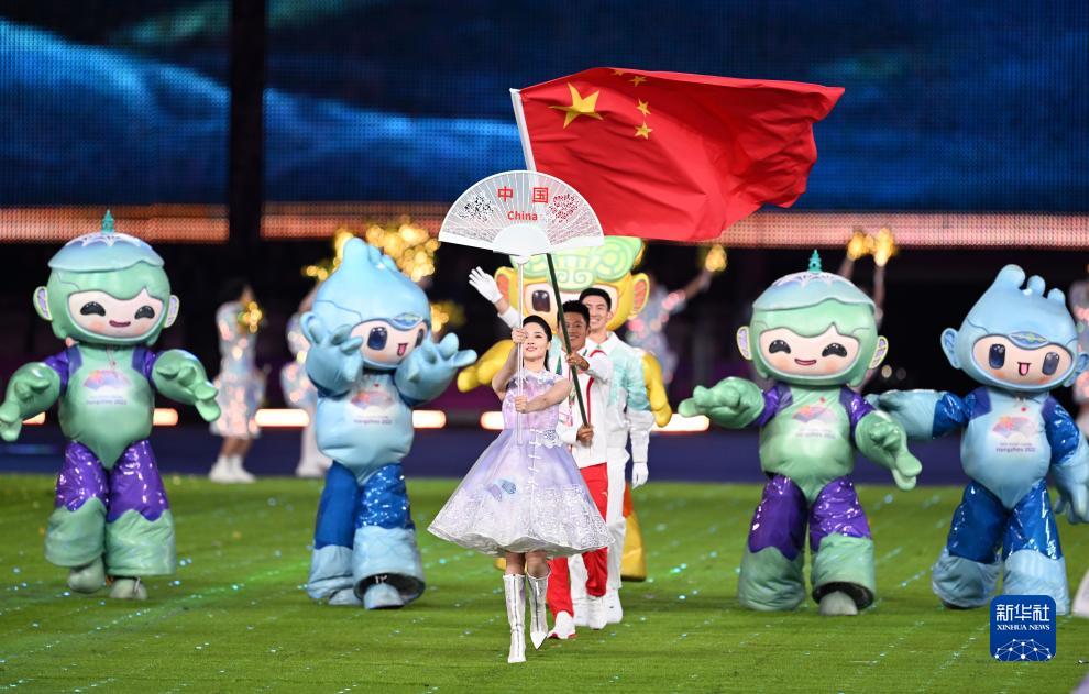 中国代表团旗帜在闭幕式上入场。
