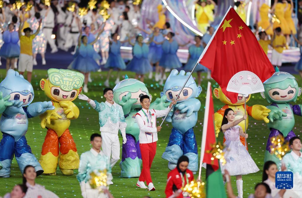 中国体育代表团旗手谢震业在闭幕式上入场。