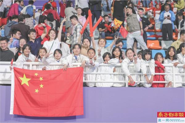 杭州亚运会女足比赛中，现场观众为中国队加油。 南都记者 徐杰 摄