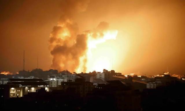 当地时间10月8日，大火和浓烟从加沙城一处建筑物上升起。图源：外媒