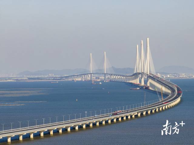 　　黄茅海跨海通道起于珠海高栏港经济区，横跨黄茅海水域，终至江门台山市，全长约31公里，其中跨海段约14公里。