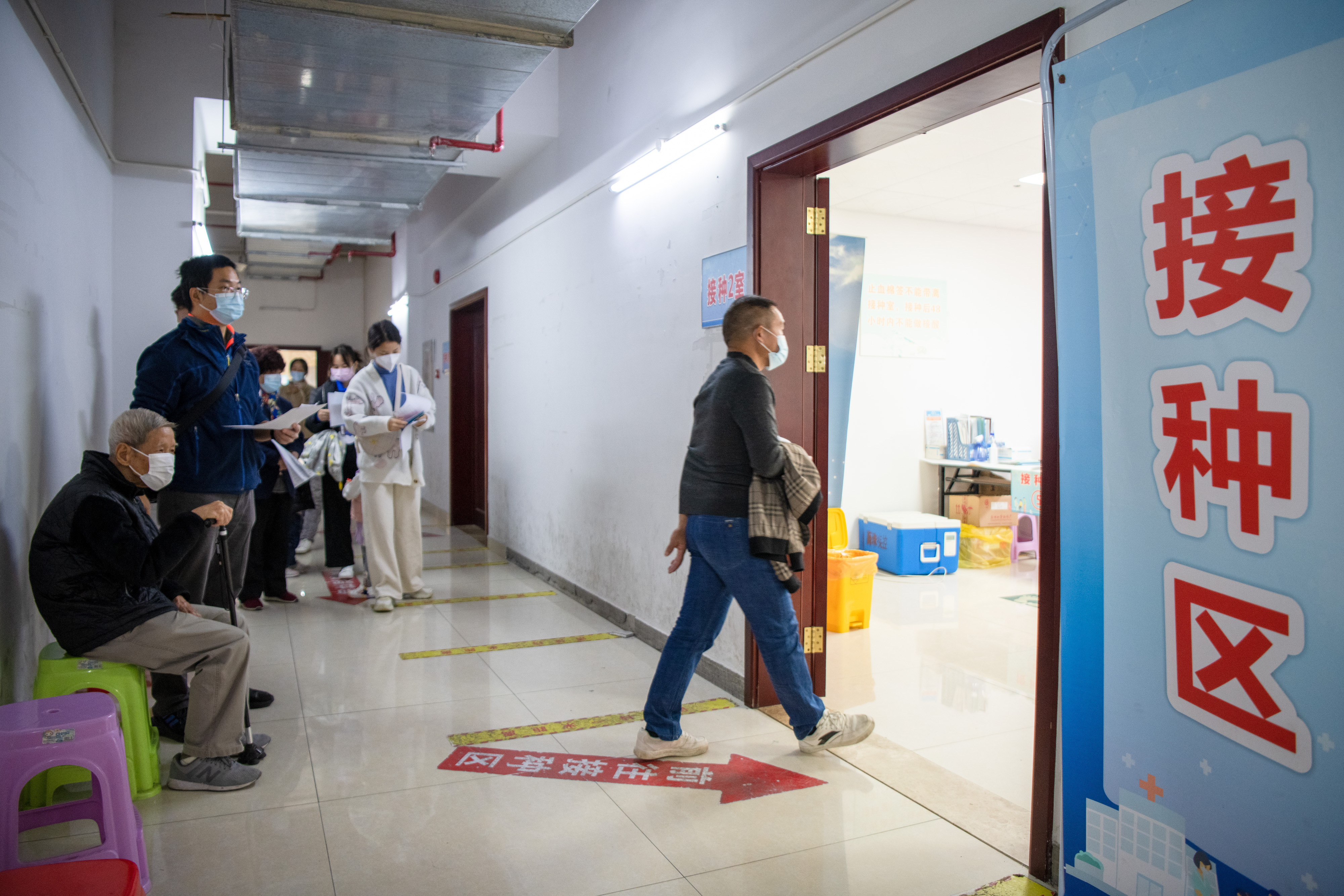 Inhaled COVID-19 vaccines arrive in Guangzhou's communities