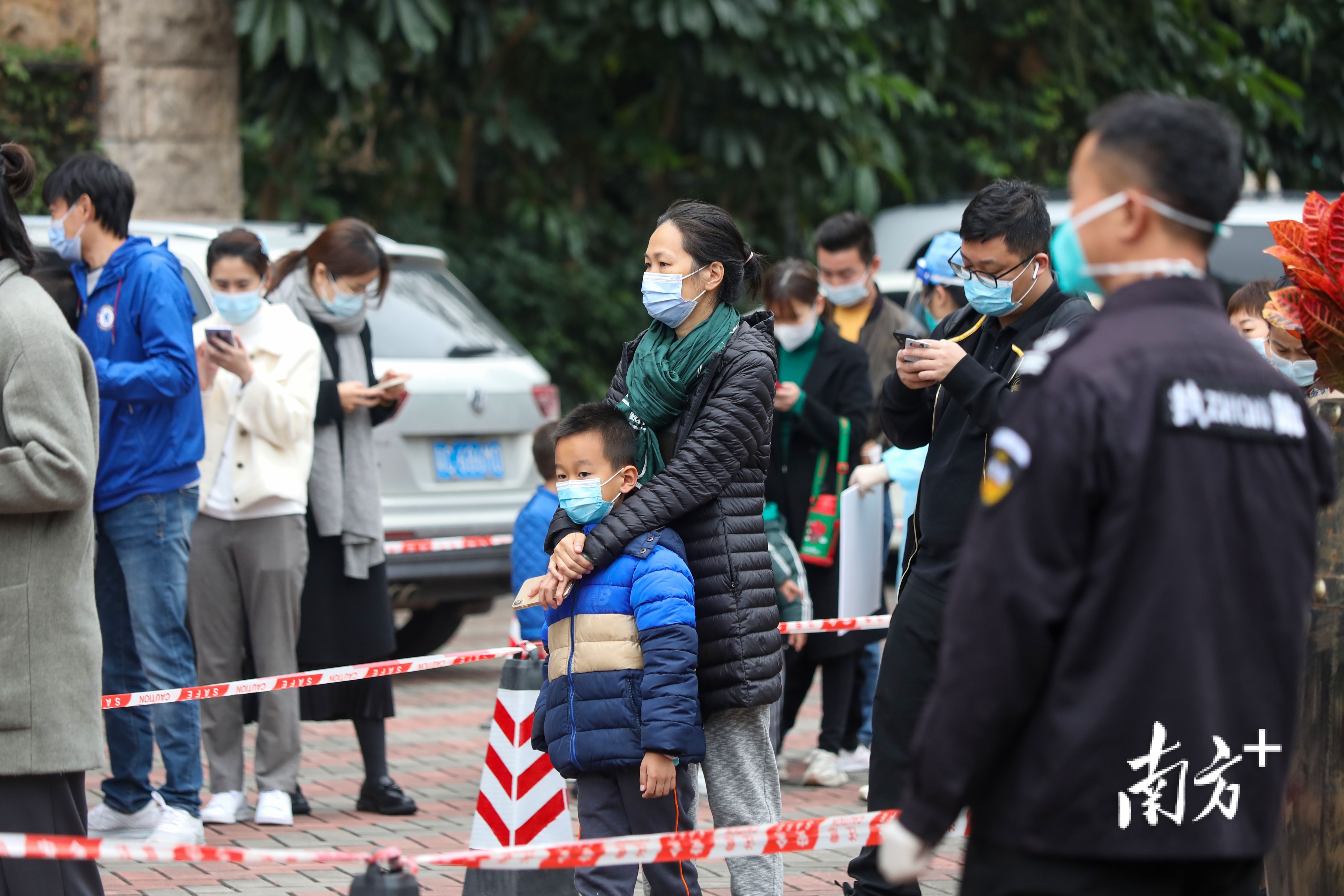 现场还设置了爱心检测通道，为老人、小孩、孕妇等人需要帮助的人群设置了便民快速检测通道。  南方+ 钱文攀 拍摄