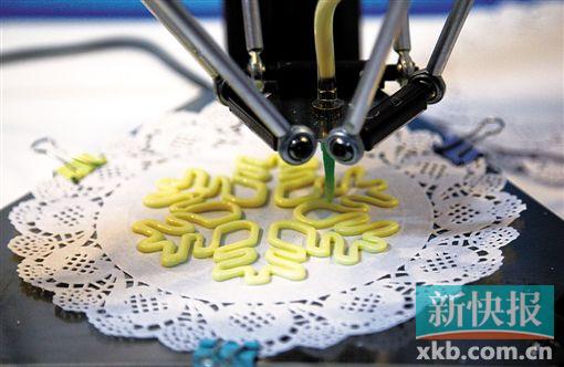 ■昨日,荔湾区委会议中心,3D打印机现场打印可以吃的拉花产品。新快报记者 李小萌/摄