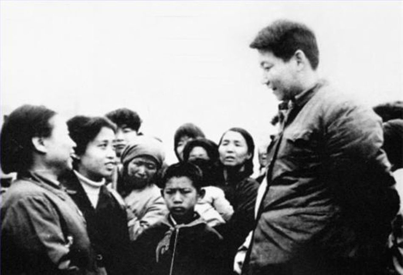 1983年，时任正定县委书记的习近平同赵村群众交谈。